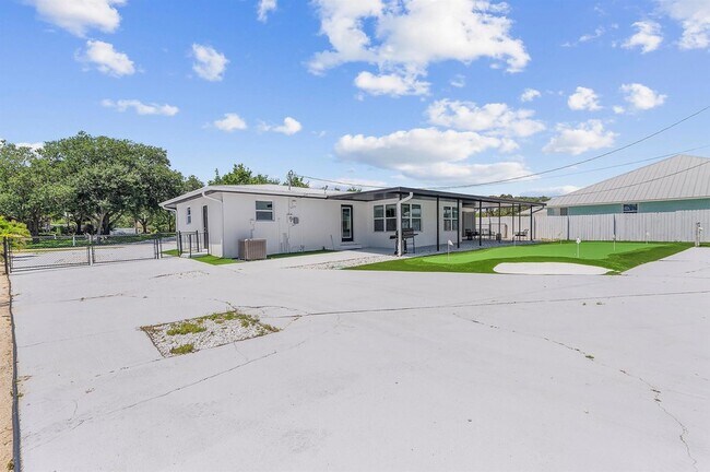 Building Photo - 12994 SE Papaya St
