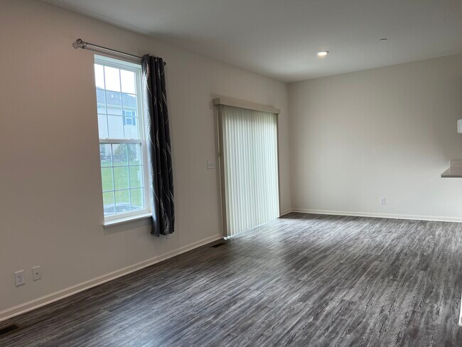 Building Photo - 1231 Hawk Hollow Dr