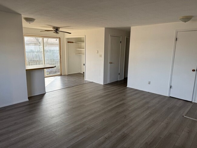 Building Photo - 2 Bedroom | 1.5 Bath | Located in Springfield!