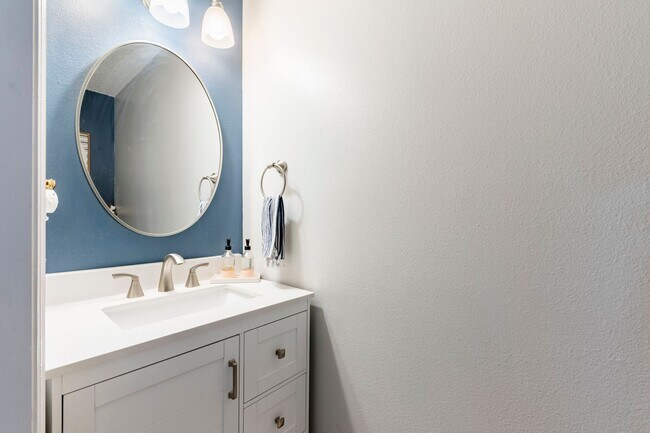 Building Photo - STUNNING 4-BED, 3-BATH HOME WITH SOLAR PANELS IN TAMPA, FL!