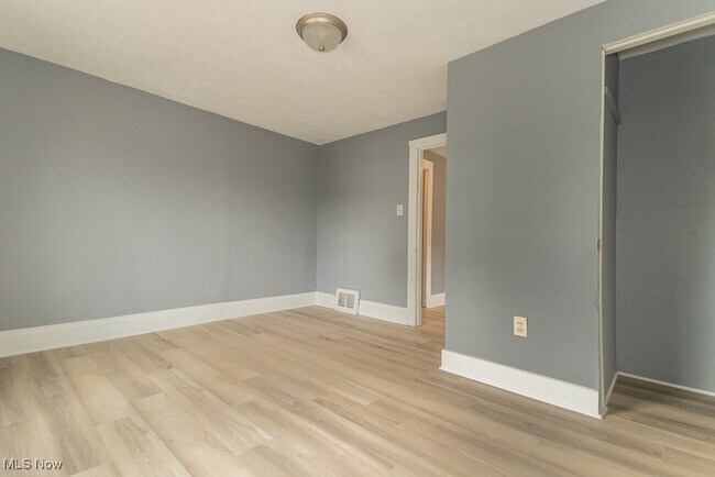 Building Photo - 3724 W 41st St