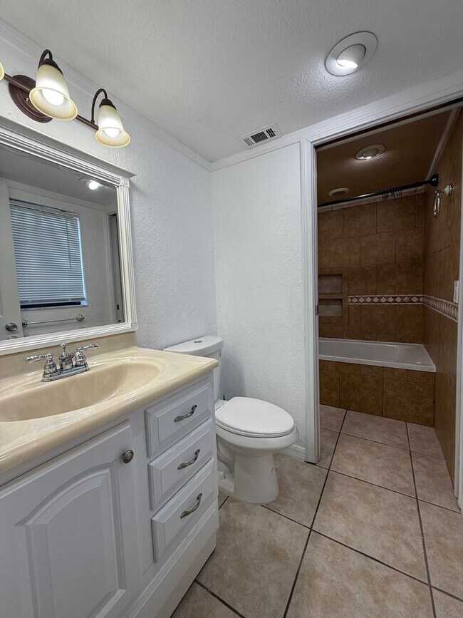 Building Photo - Spacious 2 bedroom 2 bathroom condo in gated community LEASING SPECIAL: HALF OFF 1 MONTH'S RENT F...