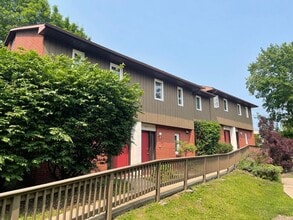 Building Photo - 2 Bedroom Townhome newly renovated for you!