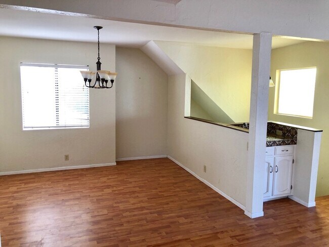 Building Photo - Pierpont Beach Home