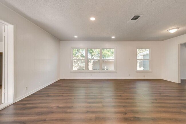 Building Photo - 3415 Crites St