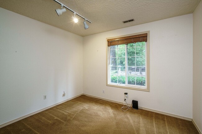 Building Photo - 3 Bedroom 2 Bath Single Level with Fence B...