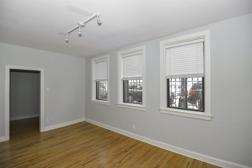 Building Photo - 4045 N Ashland