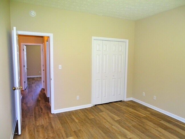 Building Photo - One Level Living! Updated 3BR / 2BA in Pri...