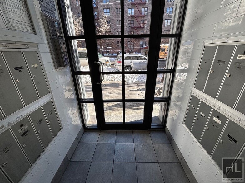 Building Photo - YORK AVENUE