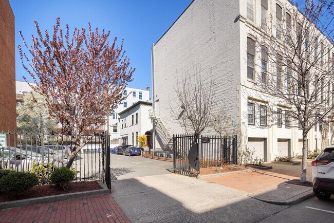 Building Photo - 222 Clinton St