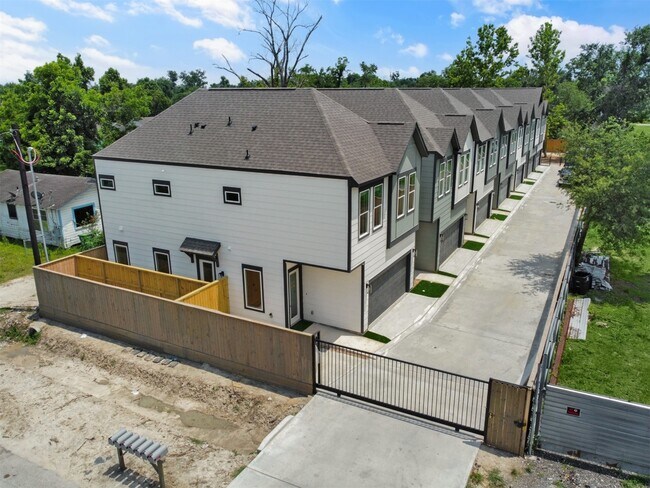 Building Photo - 2410 Vaughn St