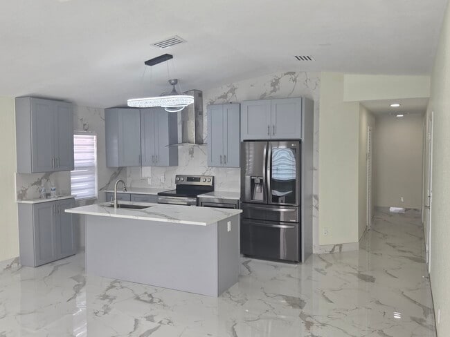 Building Photo - 716 Truman St