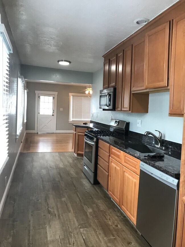 Building Photo - 2 bedroom House in Oakland - Available Now!