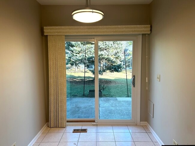 Building Photo - 1227 S Parkside Dr