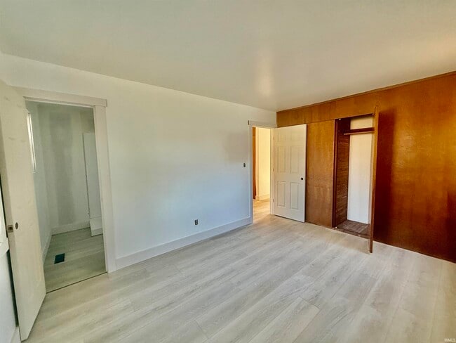 Building Photo - 404 S Hickory Dr