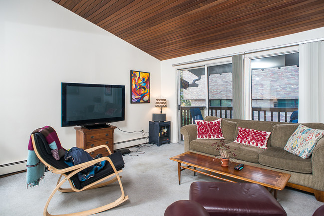 Living Room - 608 High St