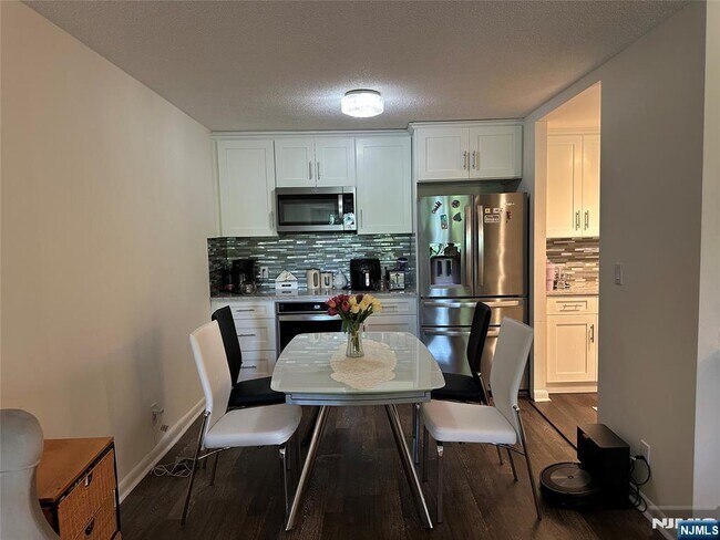 Building Photo - 200 Grand Cove Way