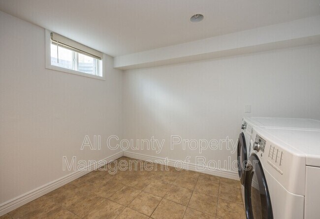 Building Photo - 425 S 40th St