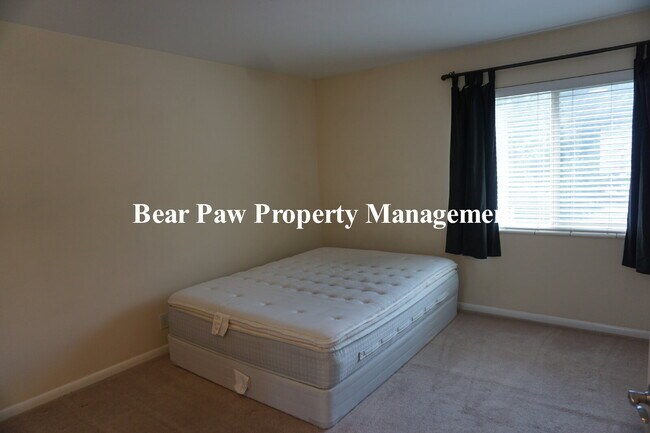 Building Photo - "Penthouse" condo in Evergreen!!