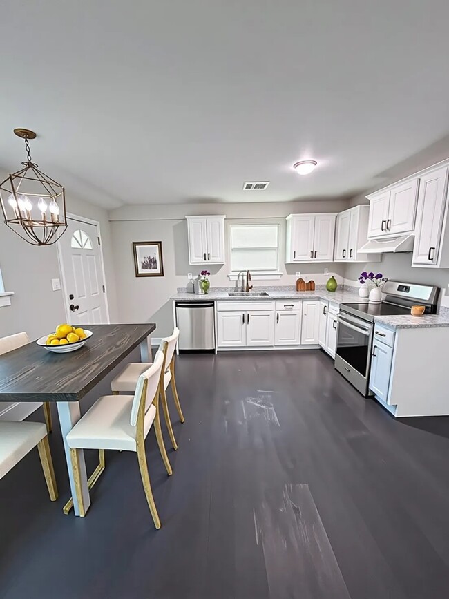 Building Photo - 866 N Victory Dr