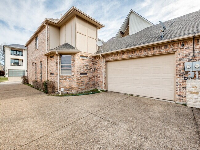 Building Photo - 3 bedroom 3 bath Duplex