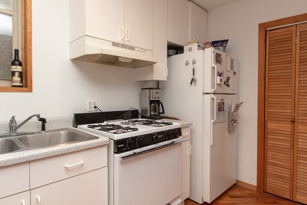 Building Photo - 1307 N Greenview Ave