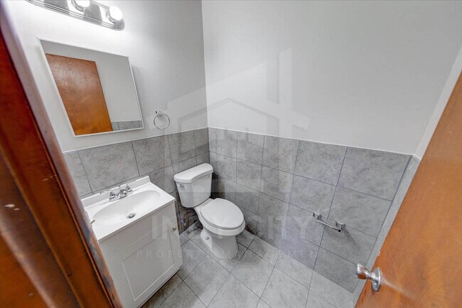 Building Photo - 2621 W 61st St