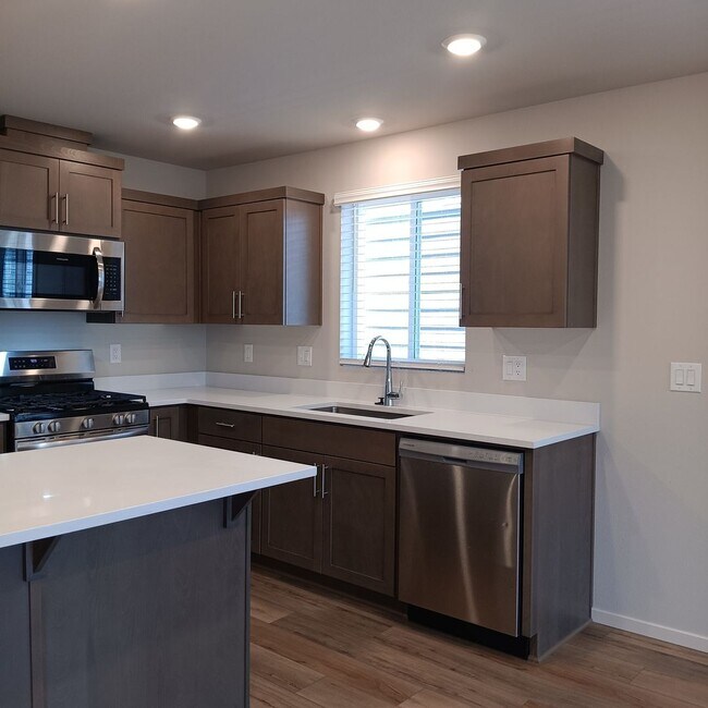 Building Photo - Beautiful Modern Home in Woodburn is Ready For You!!