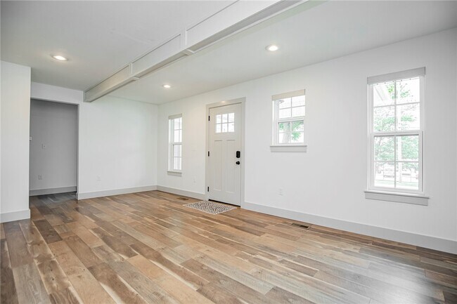 Building Photo - 718 W Maple St