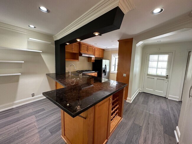 Building Photo - Morningside on the Lake Downstairs 1 Bedroom 1 Bath