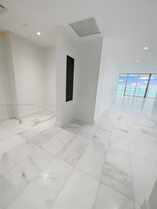 Building Photo - 700 NE 26th Terrace