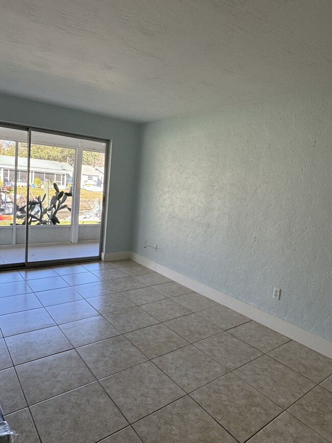 Building Photo - 1412 SE Paradise Ave