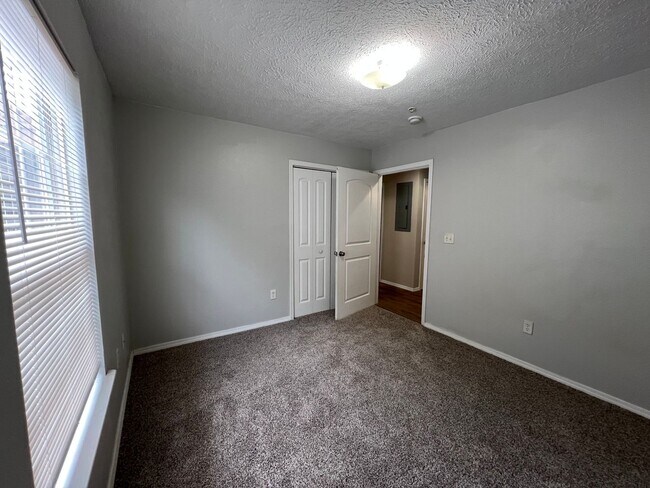 Building Photo - 105 Garden Cir