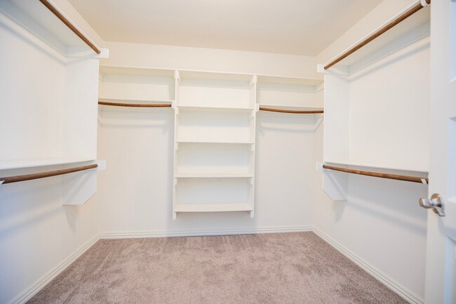 Building Photo - 4000 SW Hollyhock St