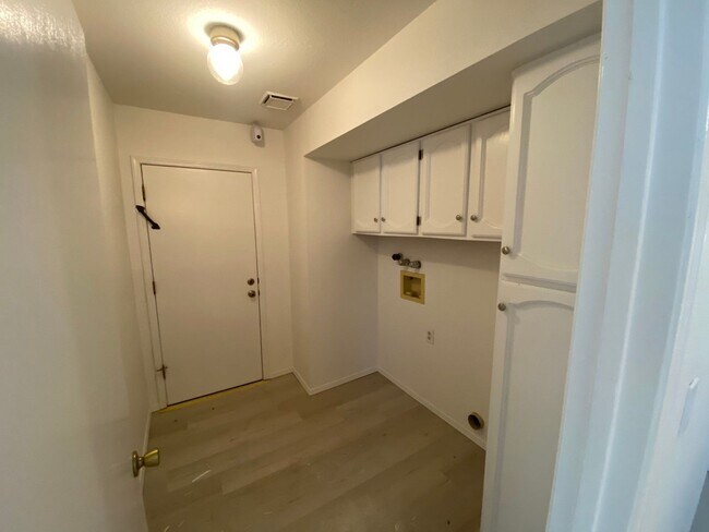 Building Photo - 5201 Sweetwater Dr NW