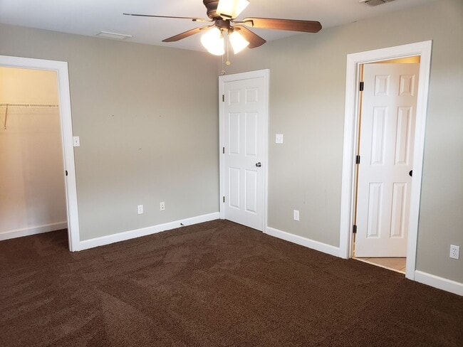 Building Photo - 3 bedroom townhome in gated community with...