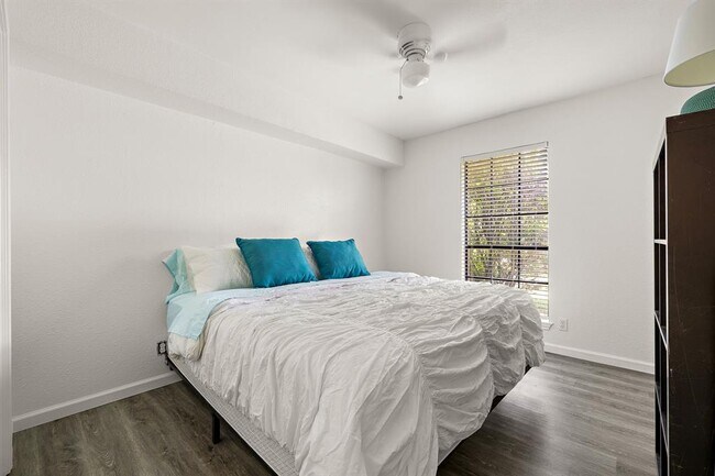 Building Photo - 1601 Faro Dr