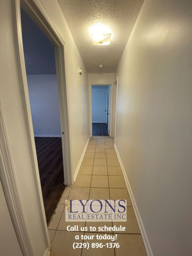 Building Photo - 2 Bed | 1 Bath Apartment – One-Level Living!