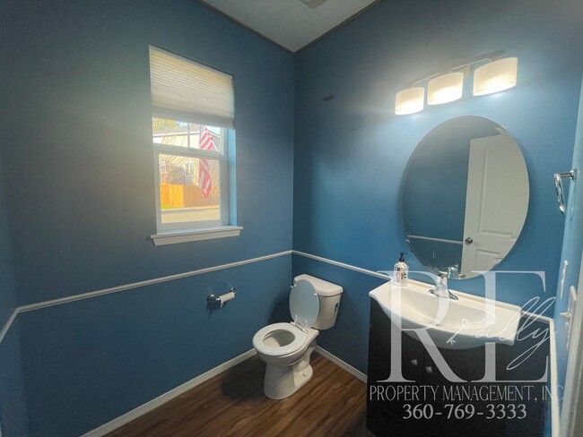 Building Photo - Spacious 3 bedroom
