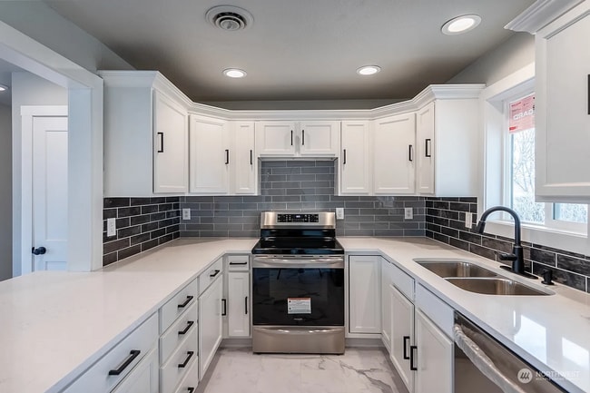 Building Photo - Charming 3 Bedroom Home