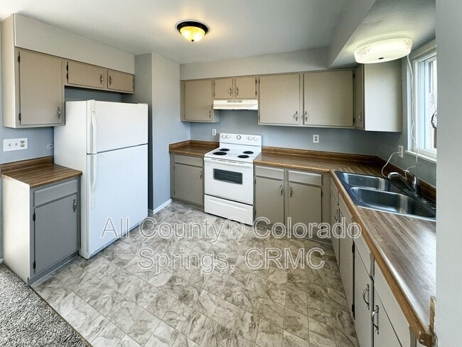 Building Photo - 6680 Parkridge Ct