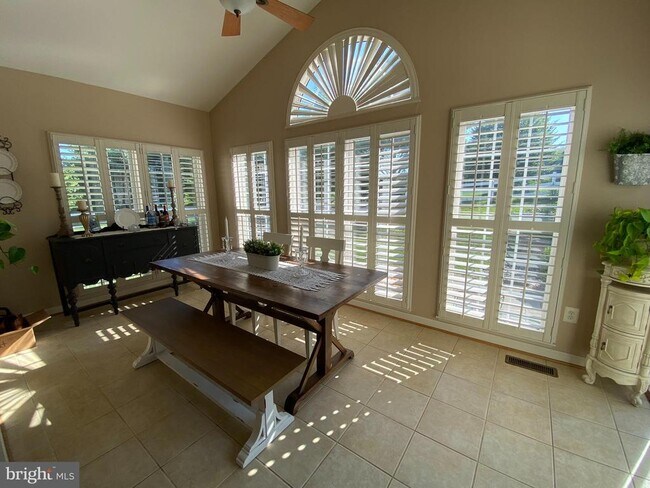 Building Photo - 6 Hollow Creek Cir