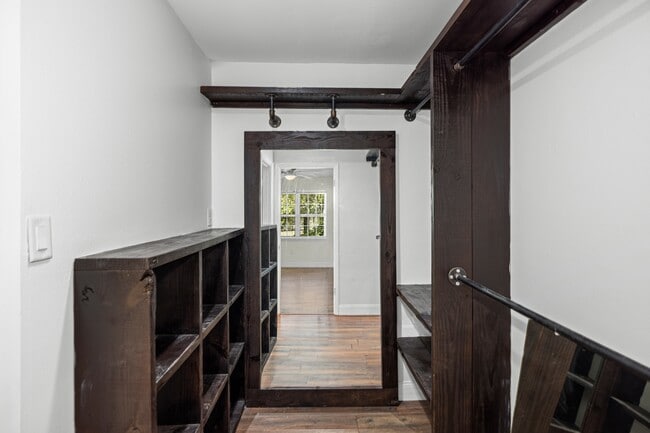 Building Photo - 115 Country Club Dr