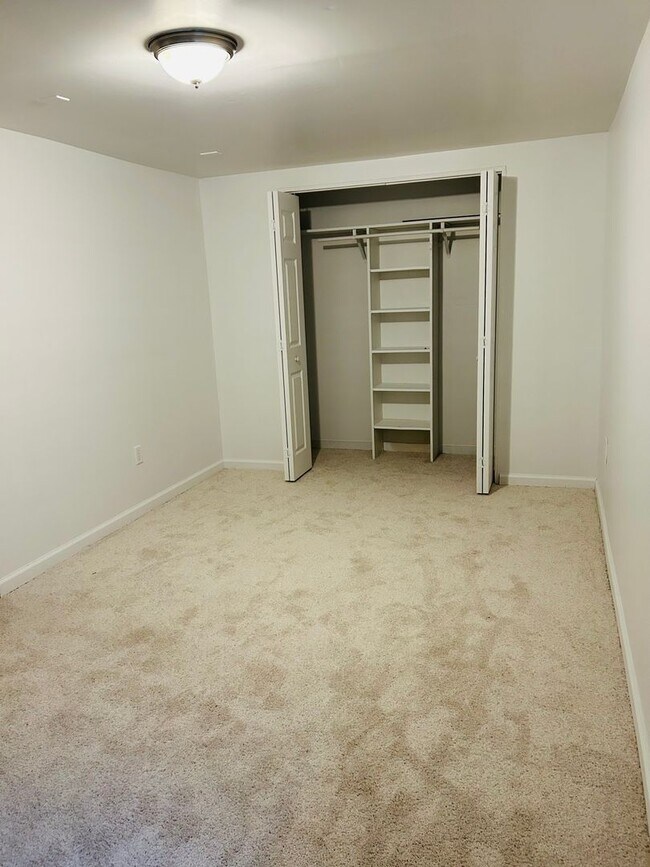 Building Photo - Beautifully Updated Townhome in Prime Loca...