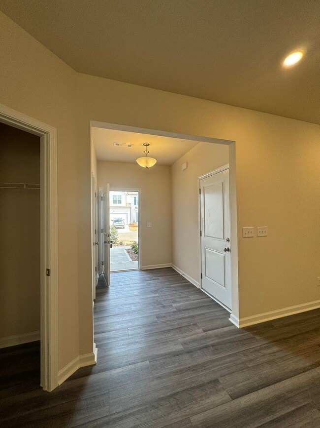 Building Photo - Stunning 3BR 2.5BA Townhome in Jamestown