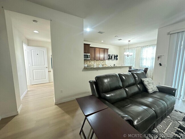 Building Photo - 5026 Astor Cir