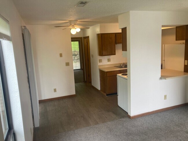 Building Photo - 2 Bedroom 1 Bathroom Apartment in heart of Osage Beach!