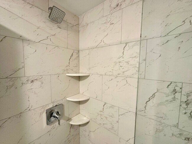 Building Photo - Nicely renovated 2 bed condo in the heart of the North End.