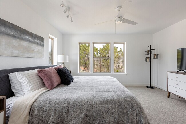 Building Photo - 1940 Green Hill Dr