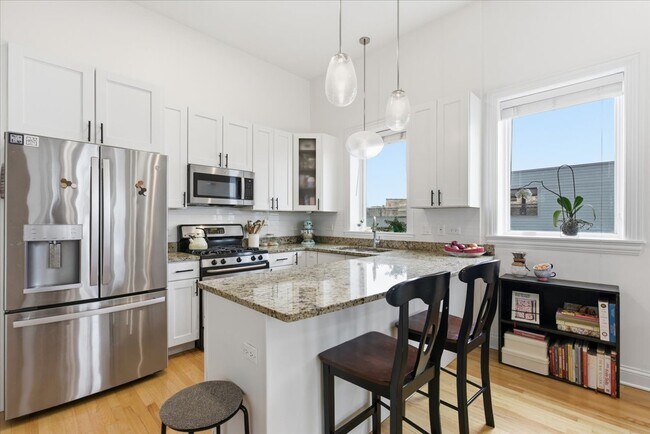 Building Photo - 2038 W Iowa St